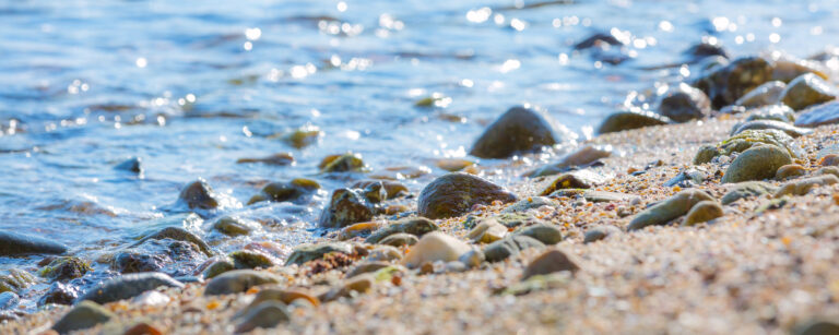 spiaggia con sabbia e ghiaia